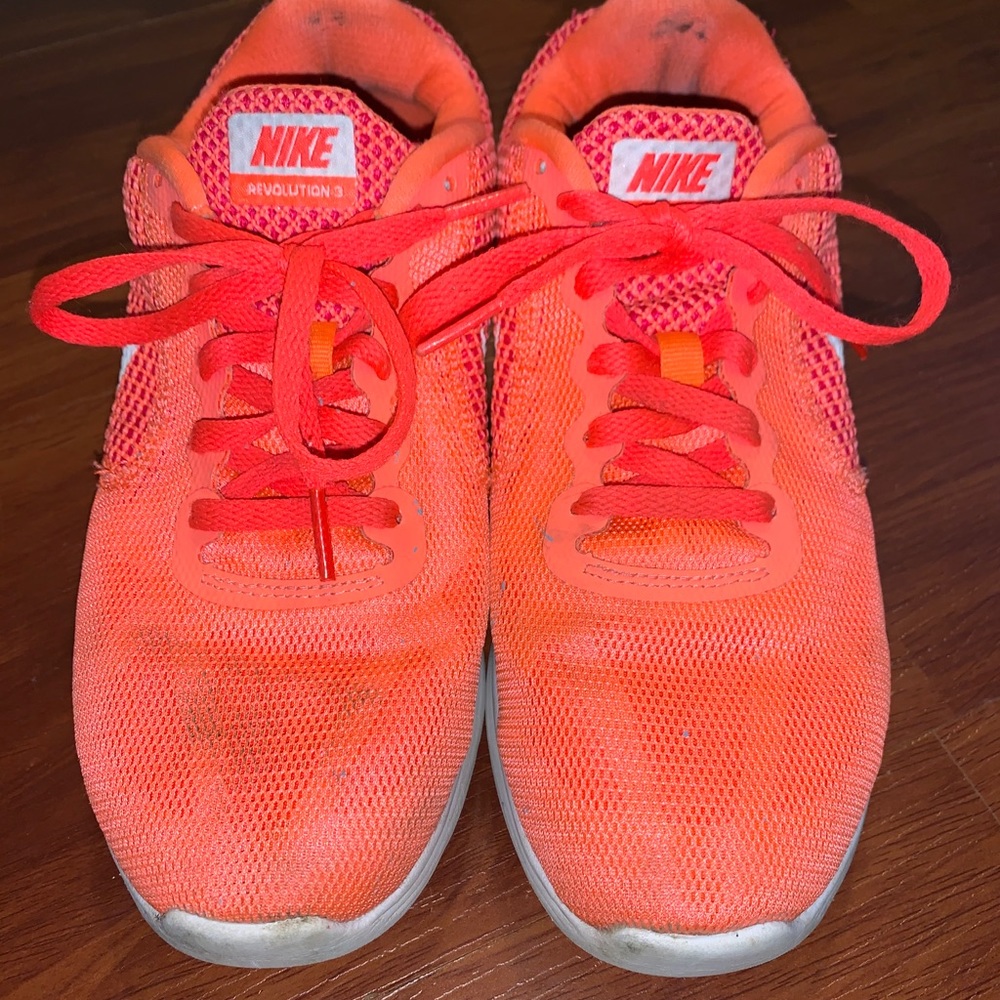 NIKES🧡